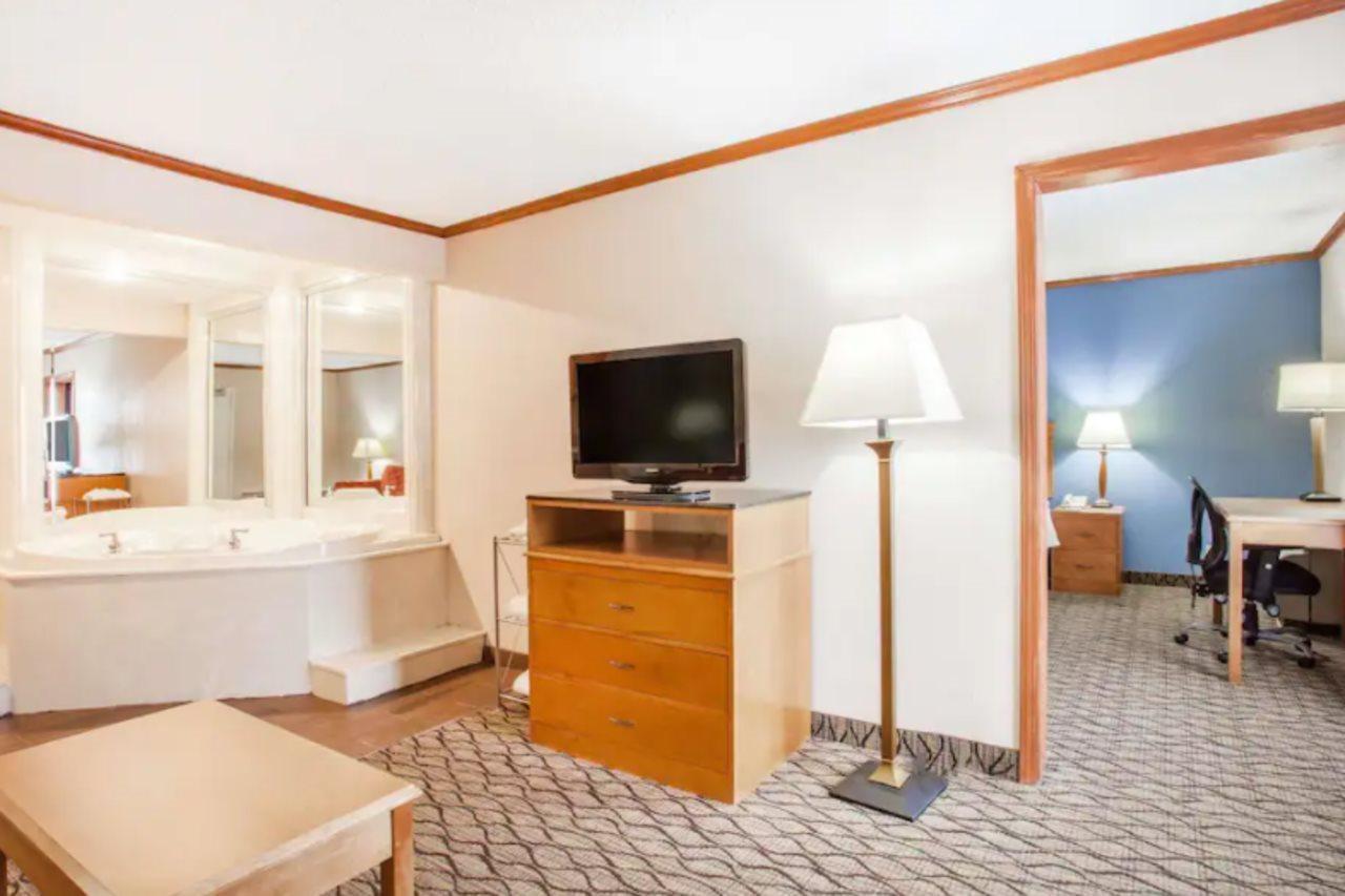 Hotel Baymont By Wyndham Madison Heights Detroit Area Exterior foto