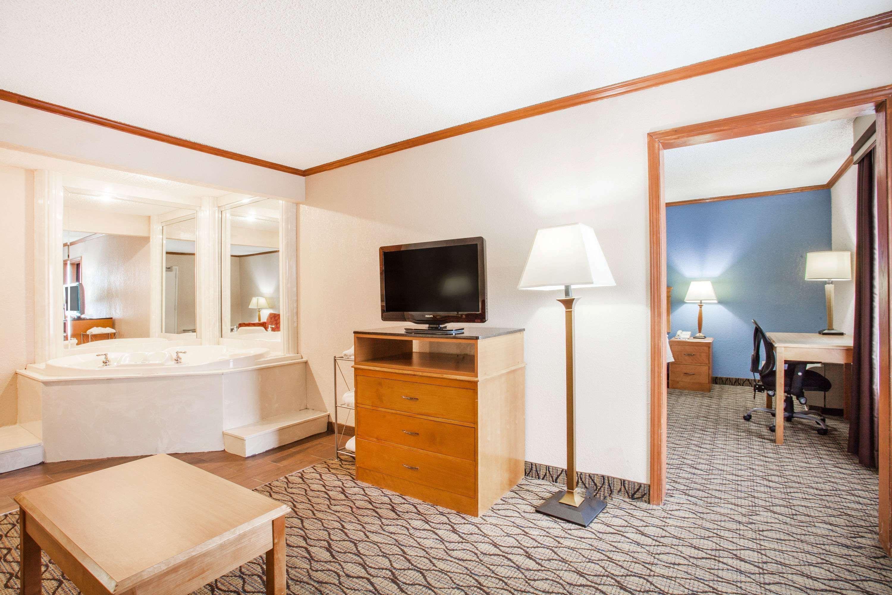 Hotel Baymont By Wyndham Madison Heights Detroit Area Exterior foto