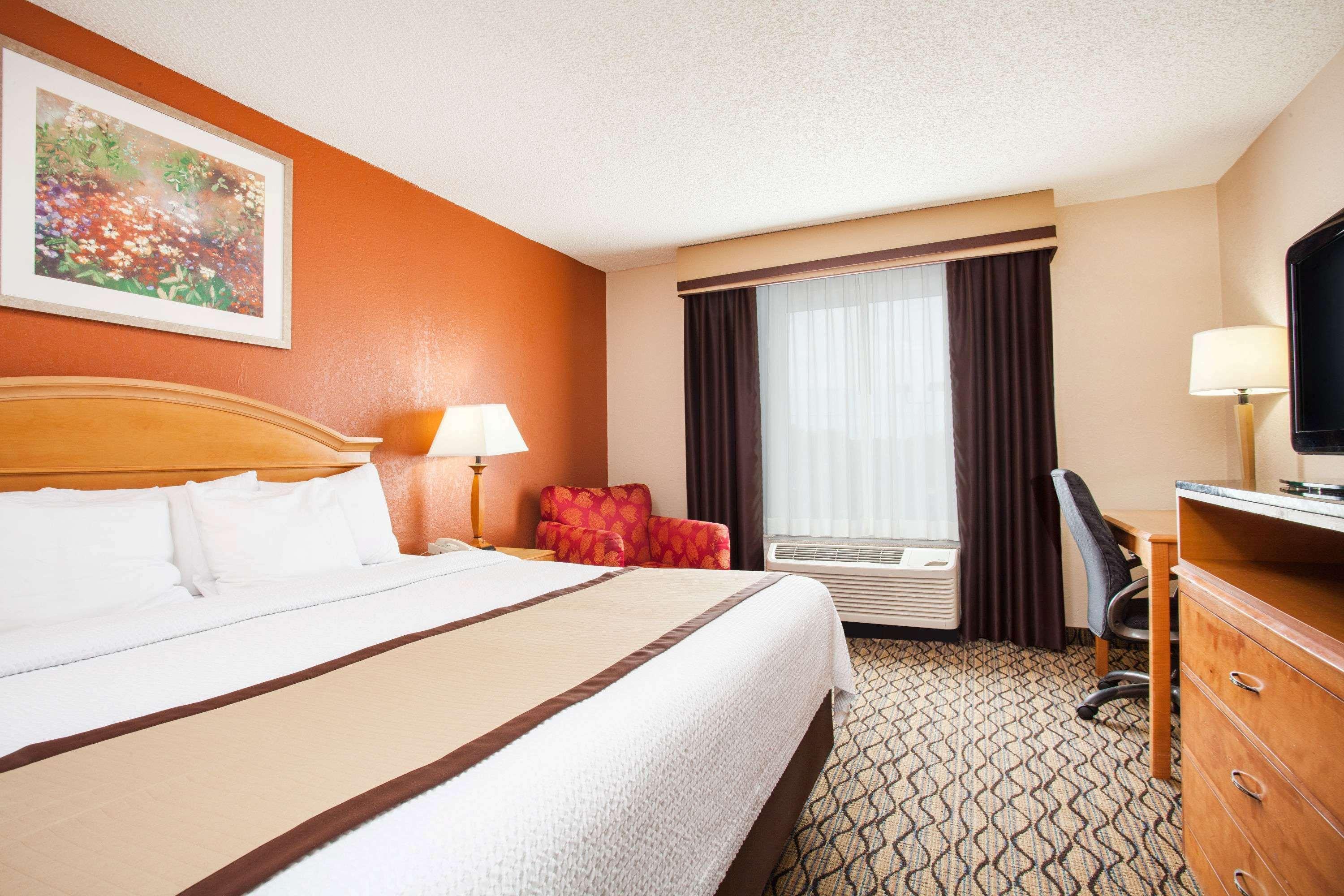 Hotel Baymont By Wyndham Madison Heights Detroit Area Exterior foto