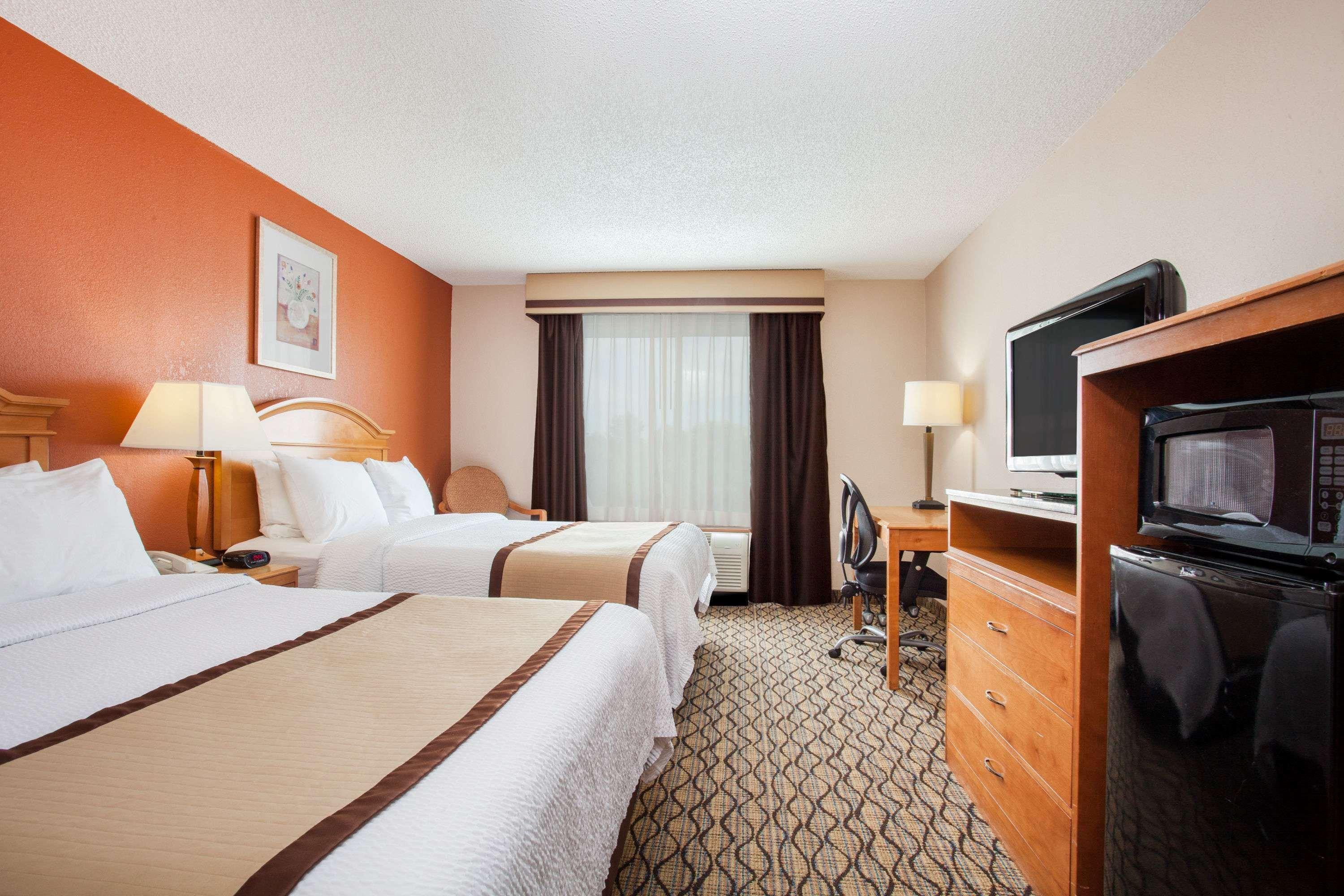 Hotel Baymont By Wyndham Madison Heights Detroit Area Exterior foto
