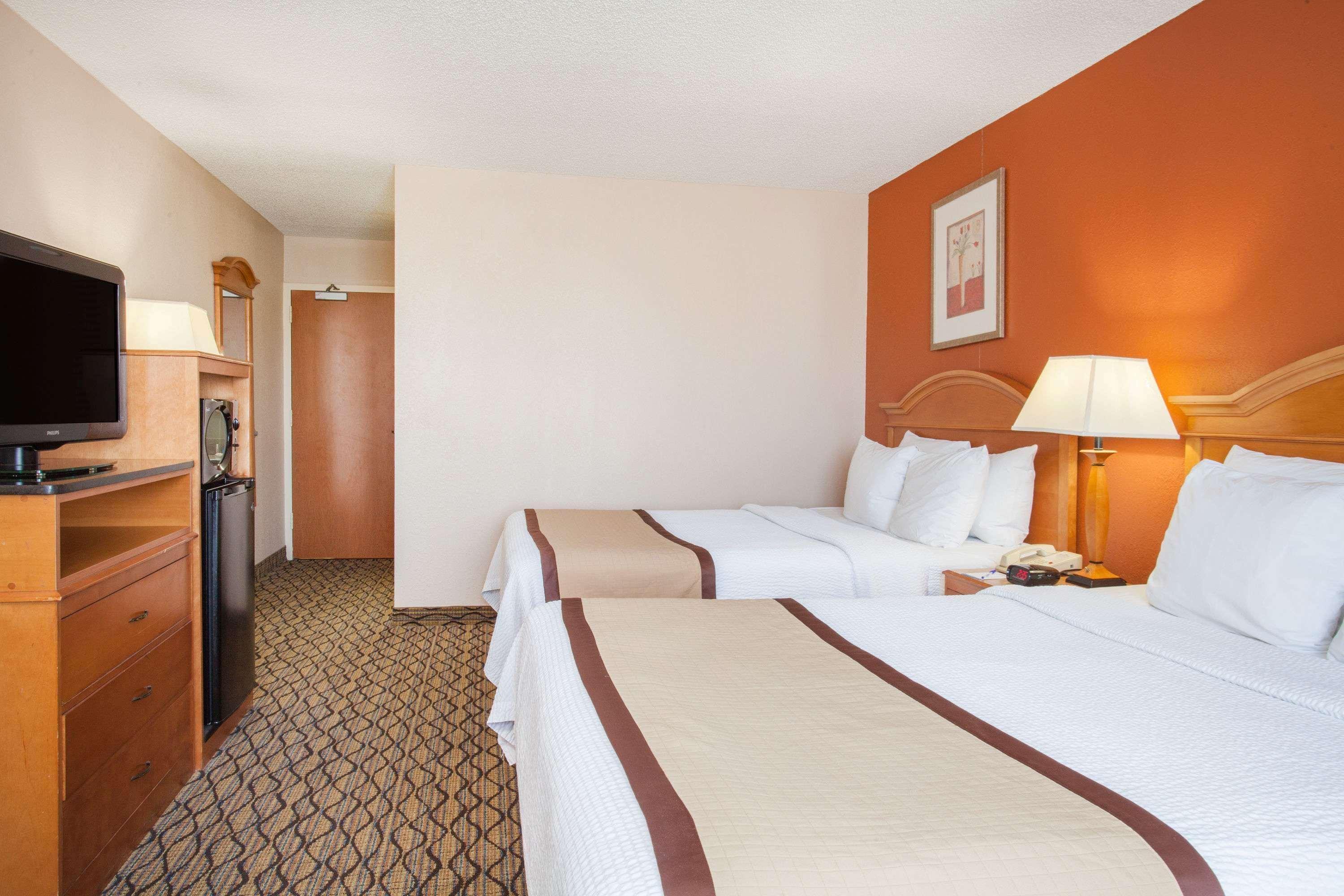 Hotel Baymont By Wyndham Madison Heights Detroit Area Exterior foto
