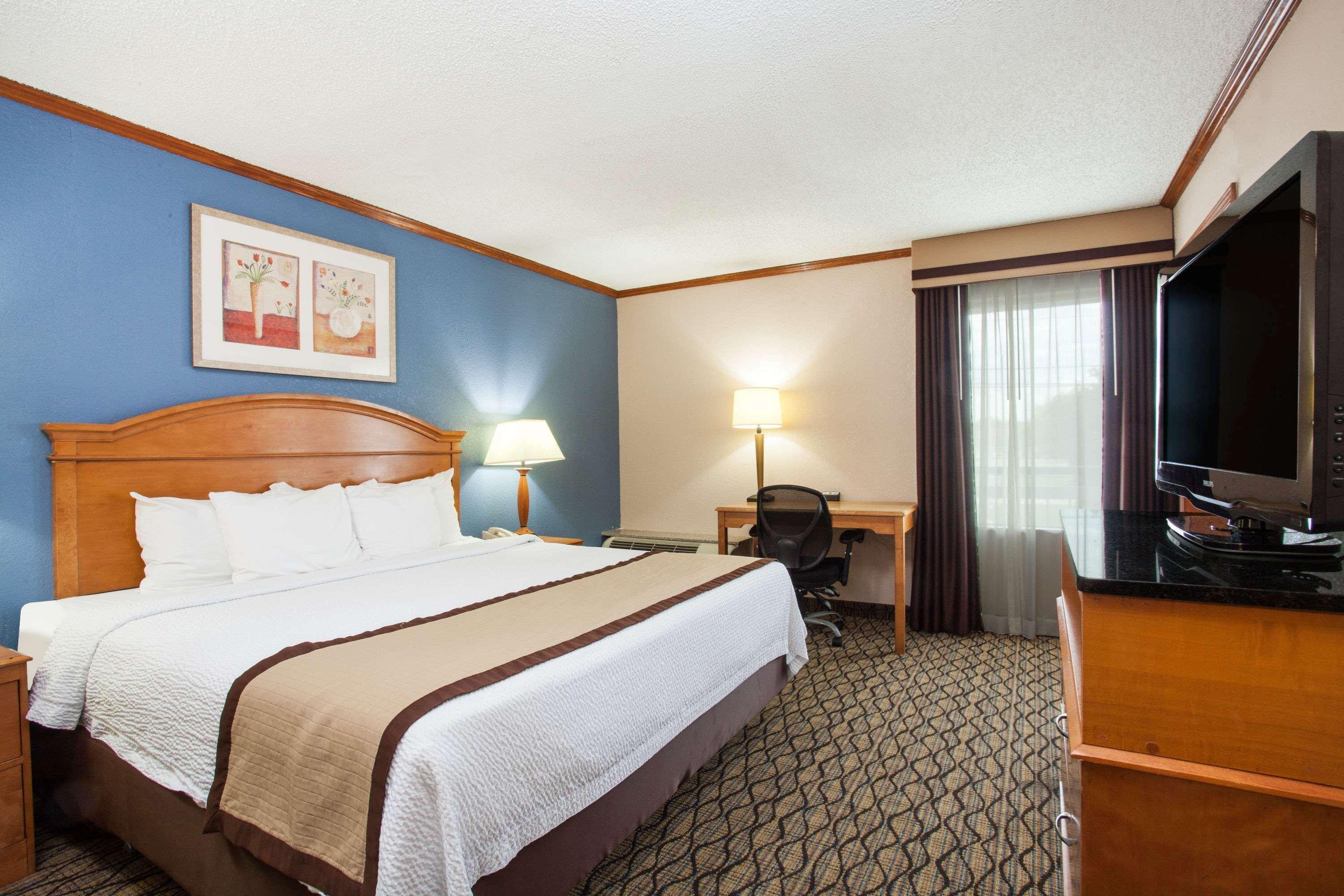 Hotel Baymont By Wyndham Madison Heights Detroit Area Exterior foto