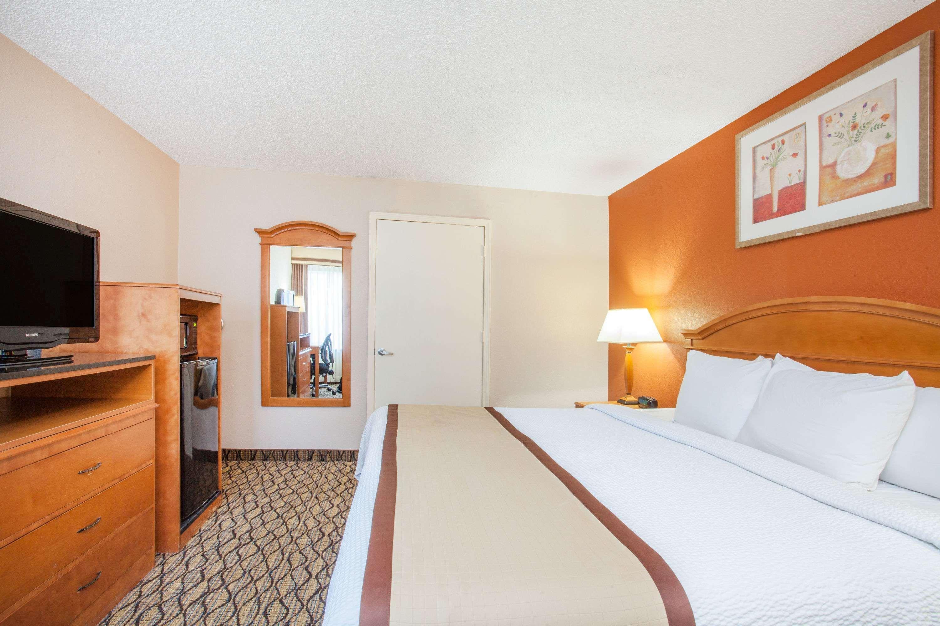 Hotel Baymont By Wyndham Madison Heights Detroit Area Exterior foto