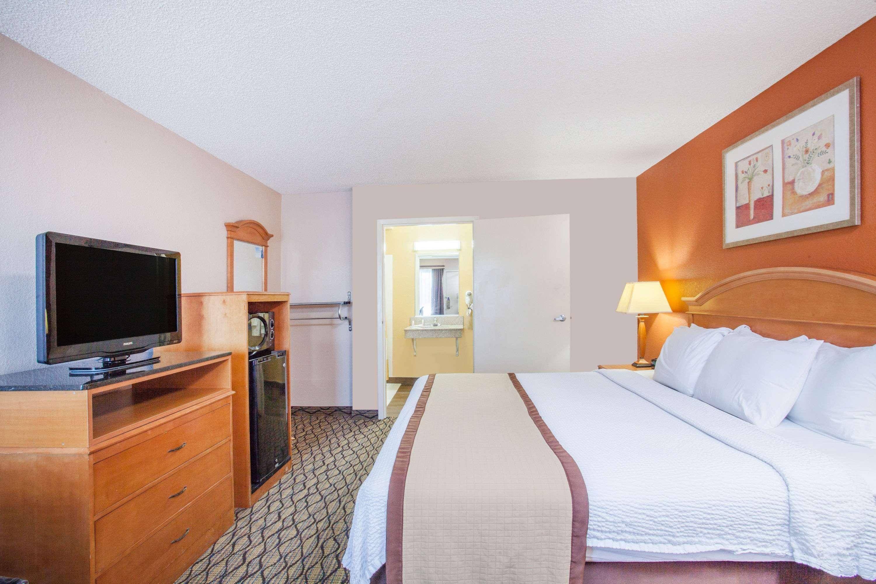 Hotel Baymont By Wyndham Madison Heights Detroit Area Exterior foto